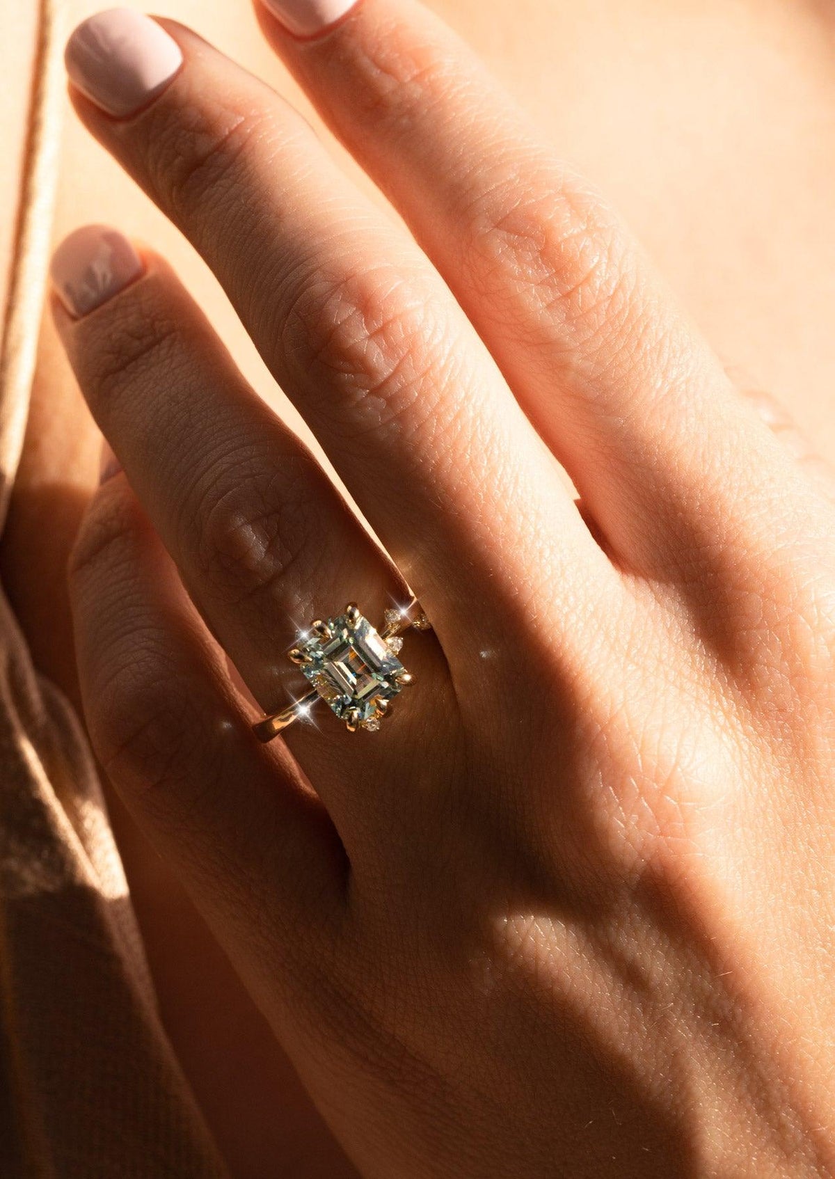 The Juniper Ring with Emerald Aquamarine design detail