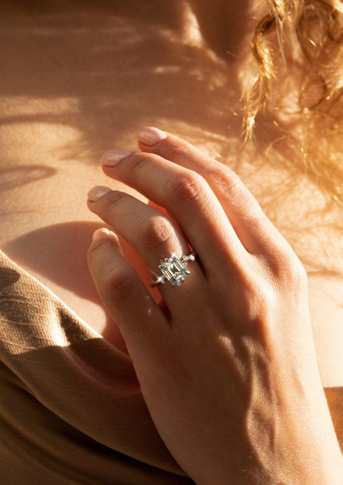 The Juniper Ring with Emerald Aquamarine design detail