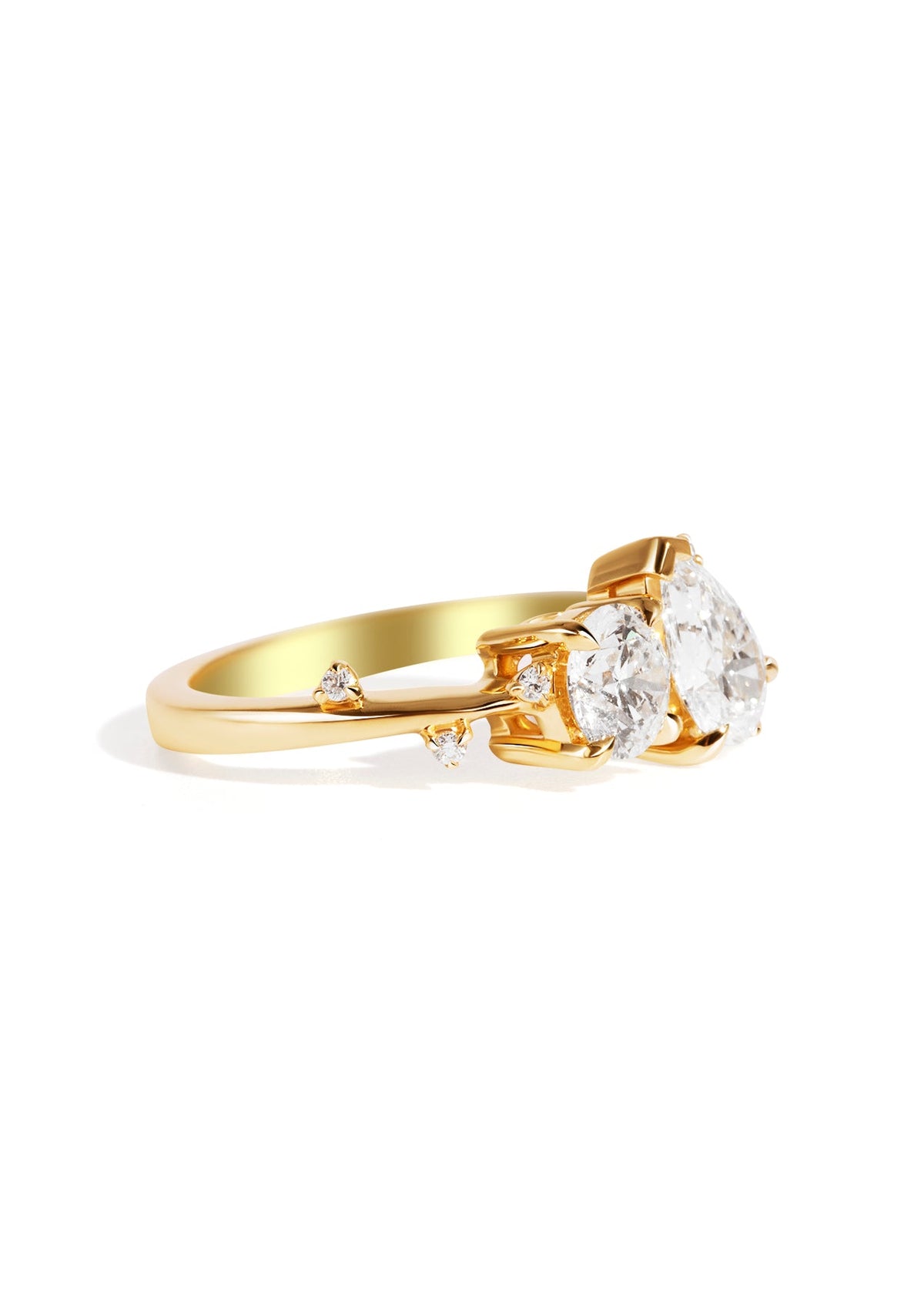 The Toi Et Moi Ring with Round Diamond & Pear Diamond design detail