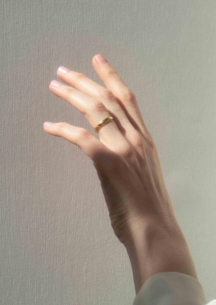 The Curved 9ct Yellow Gold Band - Molten Store