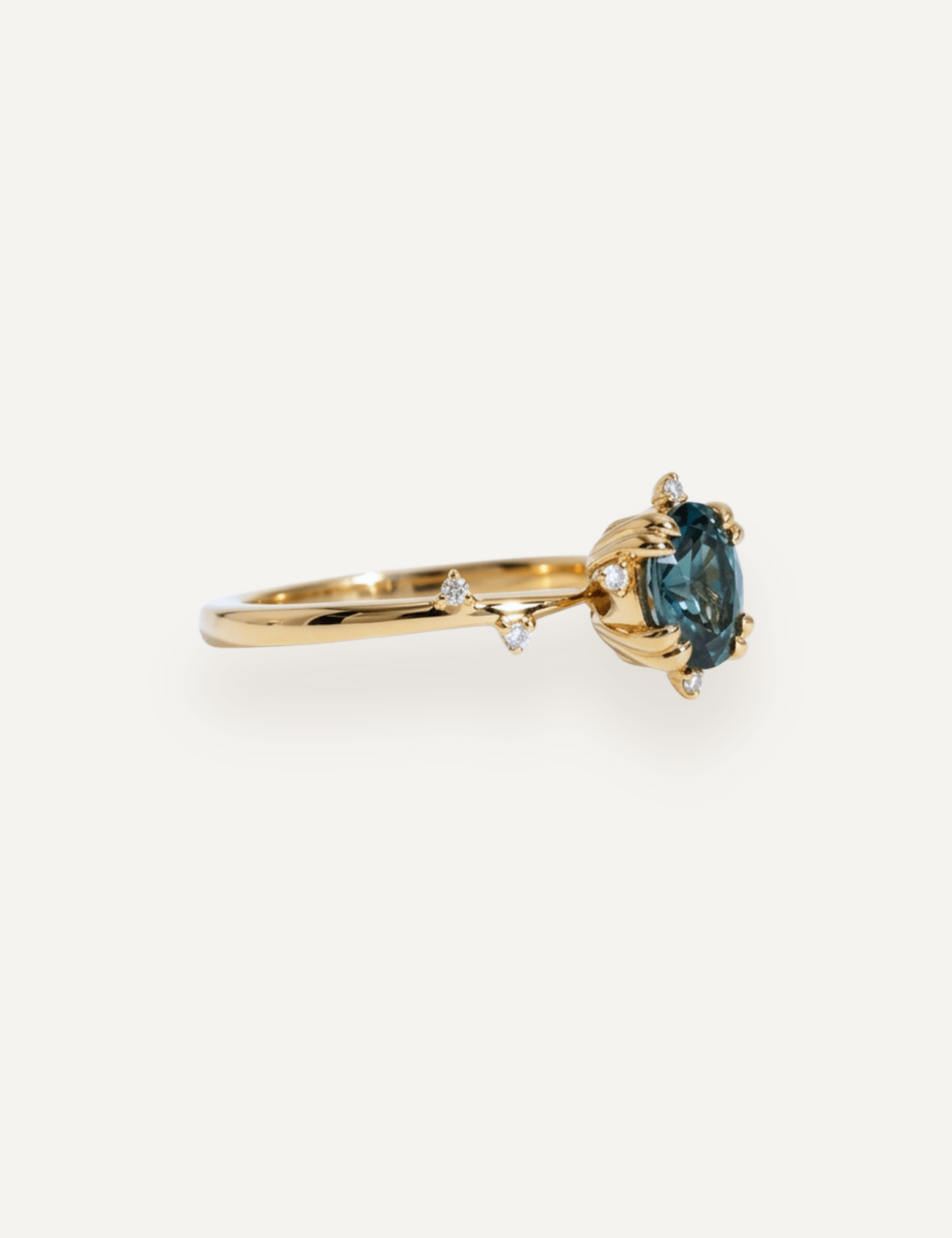 The Juniper Ring with 1.05ct Oval Sapphire - Molten Store