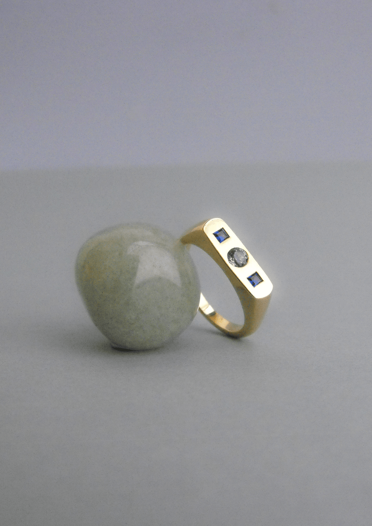 The Mosaic 18ct Yellow Gold Bar Signet Ring with Sapphire - Molten Store