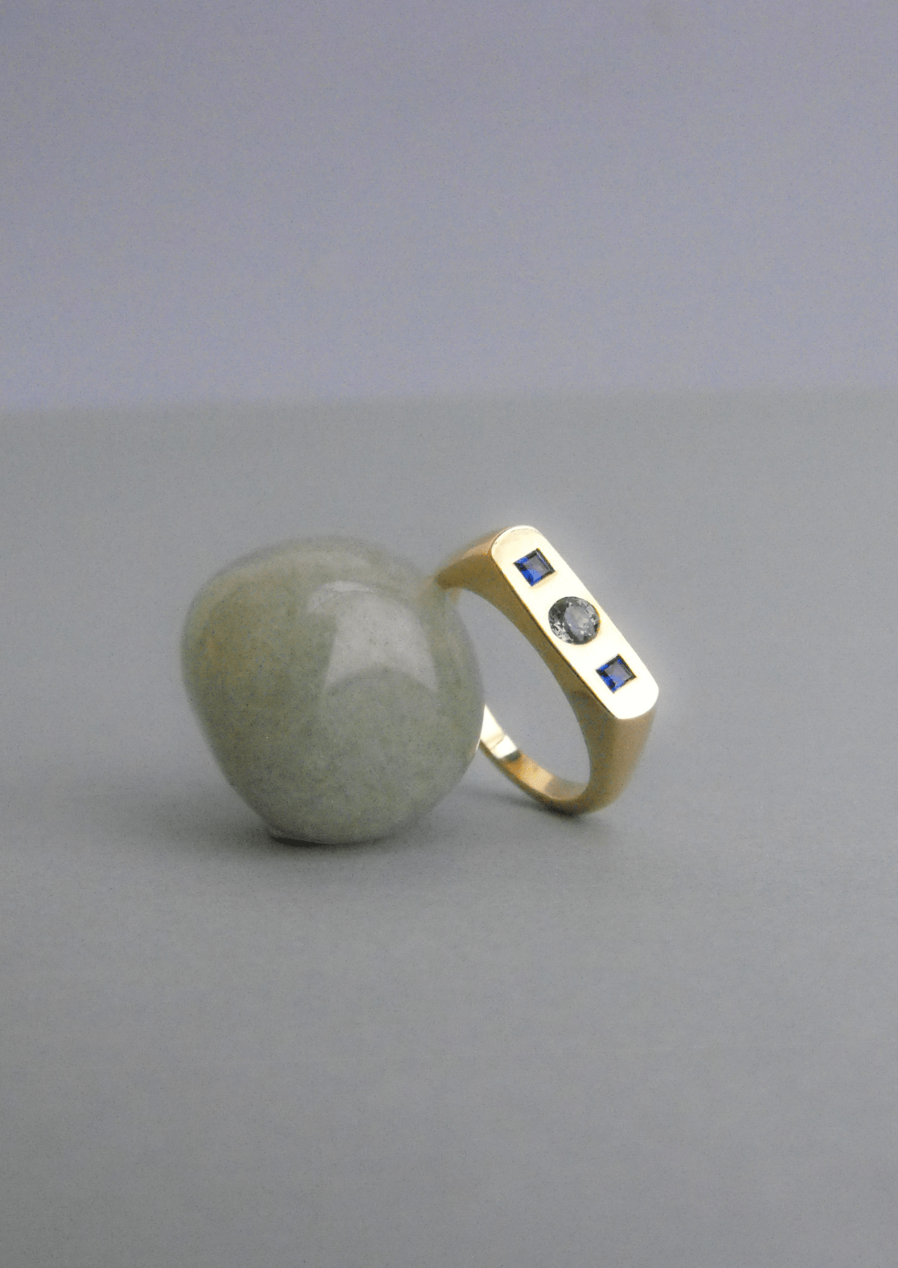 The Mosaic 18ct Yellow Gold Bar Signet Ring with Sapphire - Molten Store