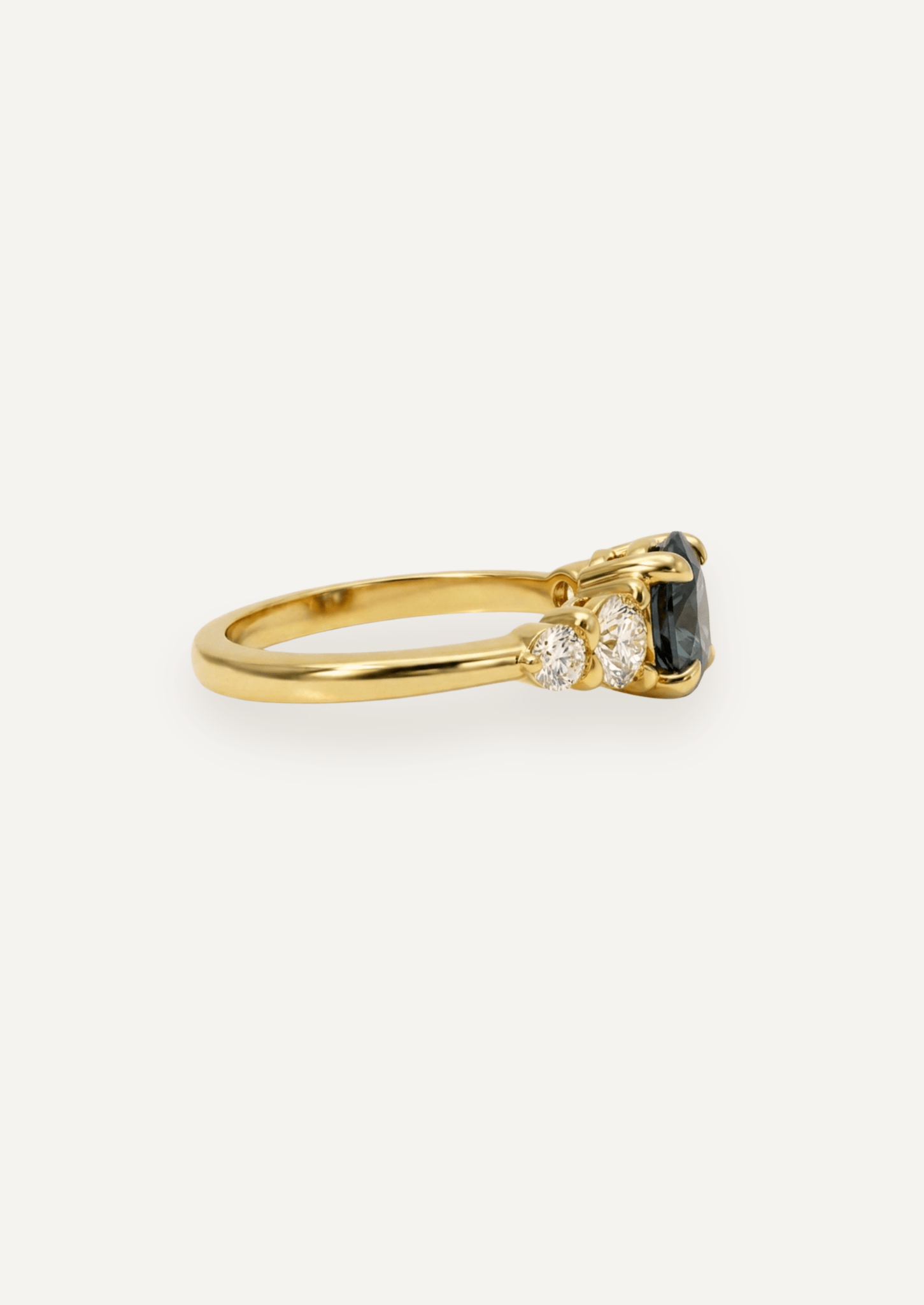 The Vera Ring with 1.01ct Oval Ceylon Sapphire - Molten Store